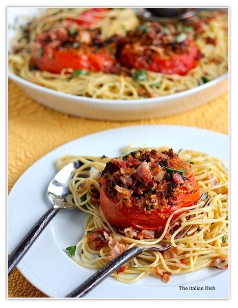 Спагетти с запеченными помидорами, чесноком и беконом