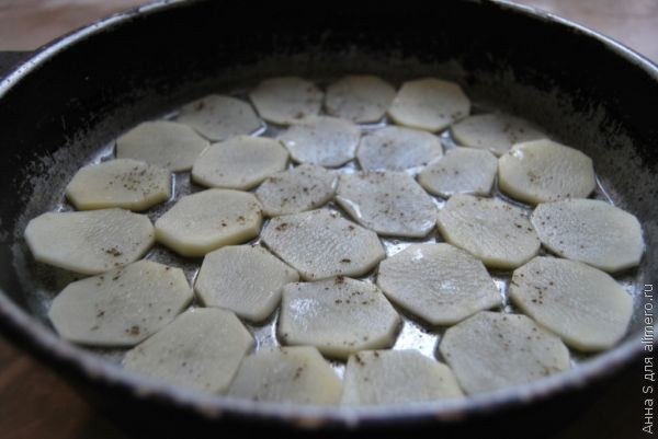 Семга, запеченная с картофелем в сметанном соусе