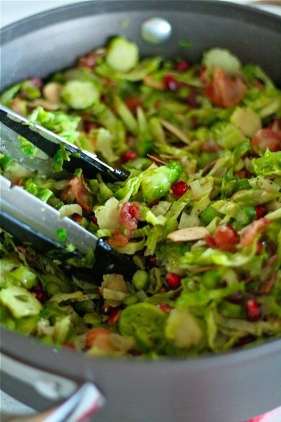 Теплый салат из спаржи и брюссельской капусты