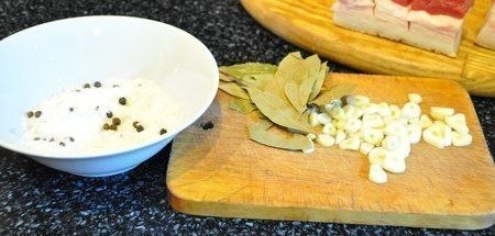 Как солить сало с чесноком