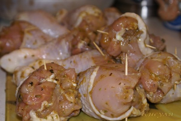 Куриные голени с грибами и сыром в мешочках из слоёного теста