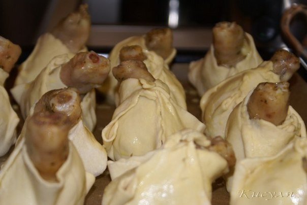 Куриные голени с грибами и сыром в мешочках из слоёного теста