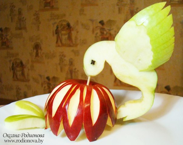 Птица колибри и цветок. Карвинг из яблок.