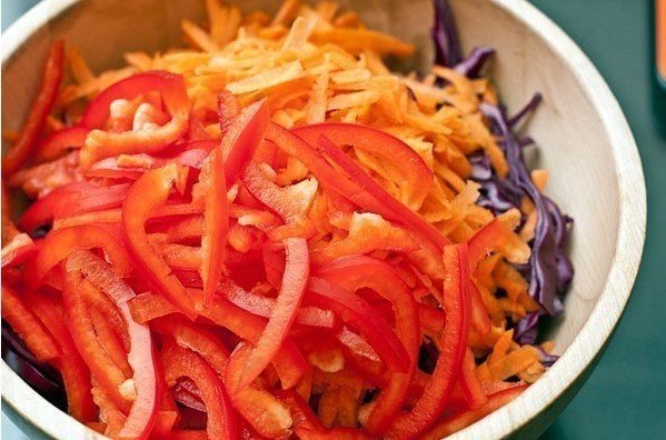 Овощной салат с красной капустой