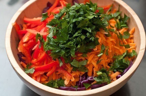 Овощной салат с красной капустой