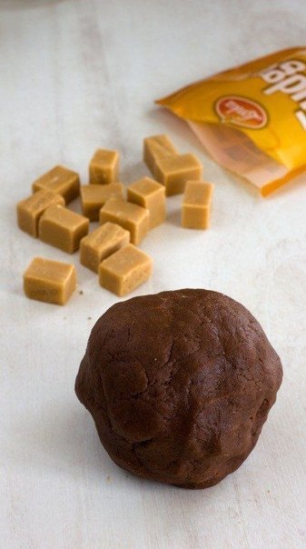 Шоколадное печенье с карамелью