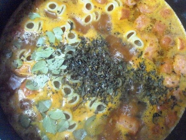 Итальянский говяжий суп с пастой, колбасой и моцареллой