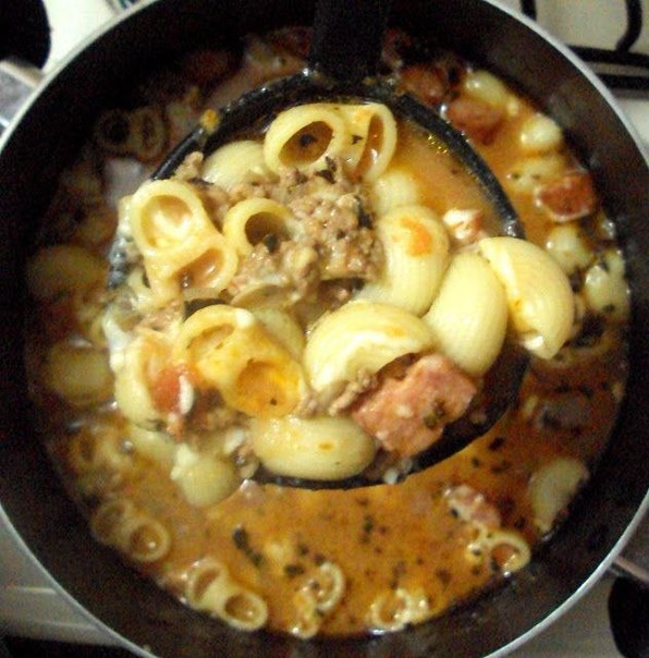 Итальянский говяжий суп с пастой, колбасой и моцареллой