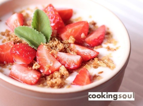 Прохладный завтрак для теплого летнего дня: йогурт, ягоды и карамелизированные овсяные хлопья