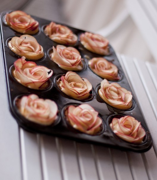 Яблоки-розы. Можно использовать для украшения пирогов, пирожных или подавать как отдельное блюдо. 