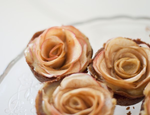 Яблоки-розы. Можно использовать для украшения пирогов, пирожных или подавать как отдельное блюдо. 