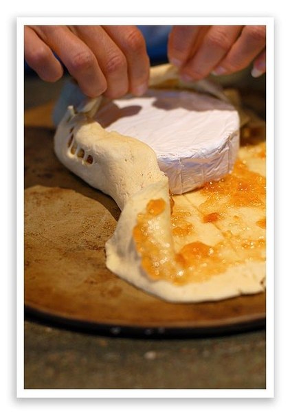 Пирог с сыром бри и джемом 