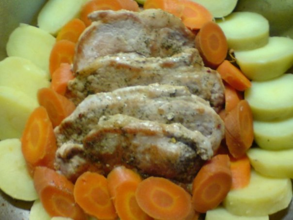 Мясо с овощами под грибным соусом