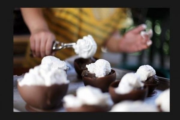 Из шоколада можно приготовить много разных вкусностей, но попробуйте удивить гостей шоколадной посудой, подав в ней мороженое. Шоколадные стаканчики для десерта сделать очень просто. Понадобится шоколад и воздушный шарик.