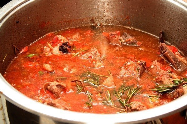 ясо по-итальянски в томатном соусе