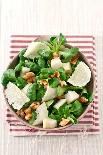 Итальянская кухня: салат с грушей, грецким орехом и пармезаном
