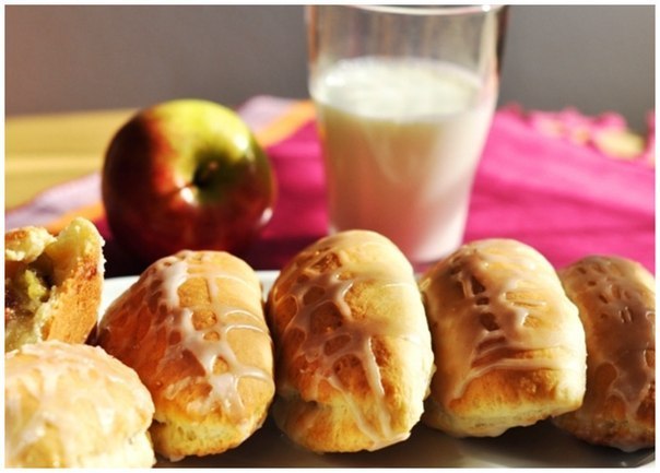 Творожные пирожки с яблоками и изюмом