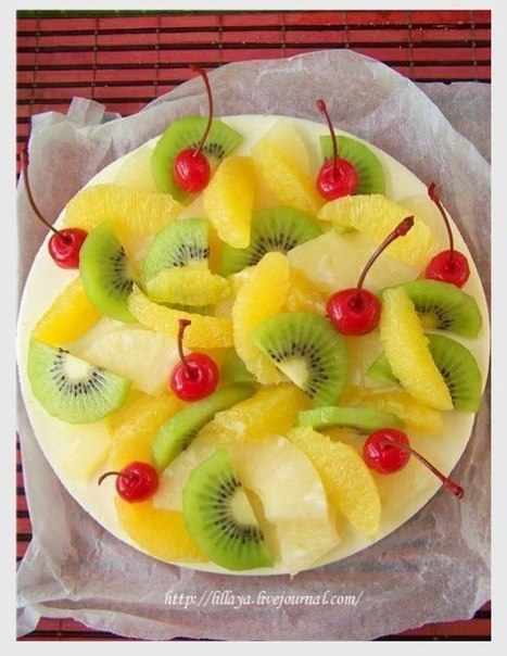 Украшаем торт фруктами